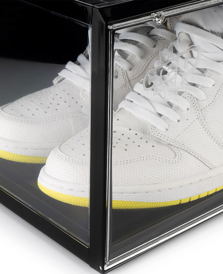 Black and green Nike sneakers Crep Protect with a sleek design, featuring the iconic Nike swoosh logo.